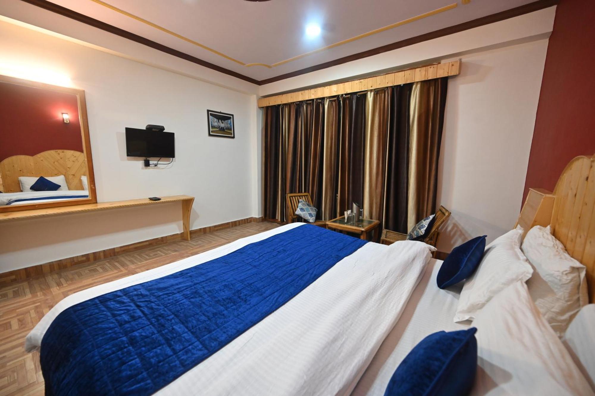Krishana Cottage A Pure Veg !!!300 M From Hadimba Temple!!!Balcony Rooms!!!Veg Restaurant!!!Couple Friendly!!!Family Cottage!!! Manāli Extérieur photo