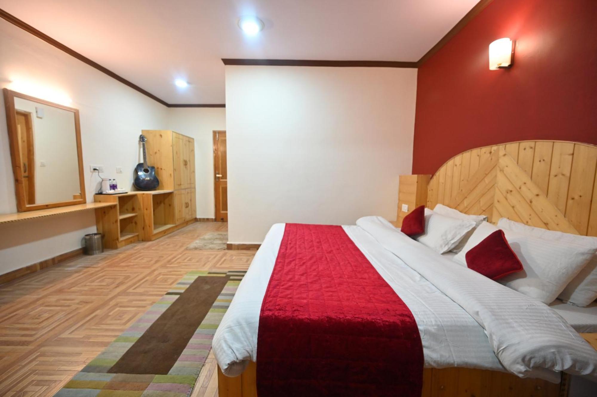 Krishana Cottage A Pure Veg !!!300 M From Hadimba Temple!!!Balcony Rooms!!!Veg Restaurant!!!Couple Friendly!!!Family Cottage!!! Manāli Extérieur photo