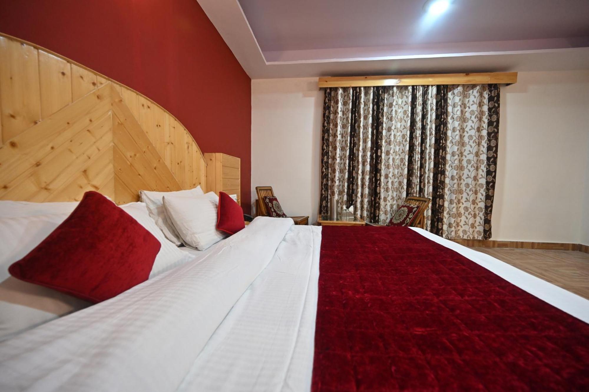 Krishana Cottage A Pure Veg !!!300 M From Hadimba Temple!!!Balcony Rooms!!!Veg Restaurant!!!Couple Friendly!!!Family Cottage!!! Manāli Extérieur photo