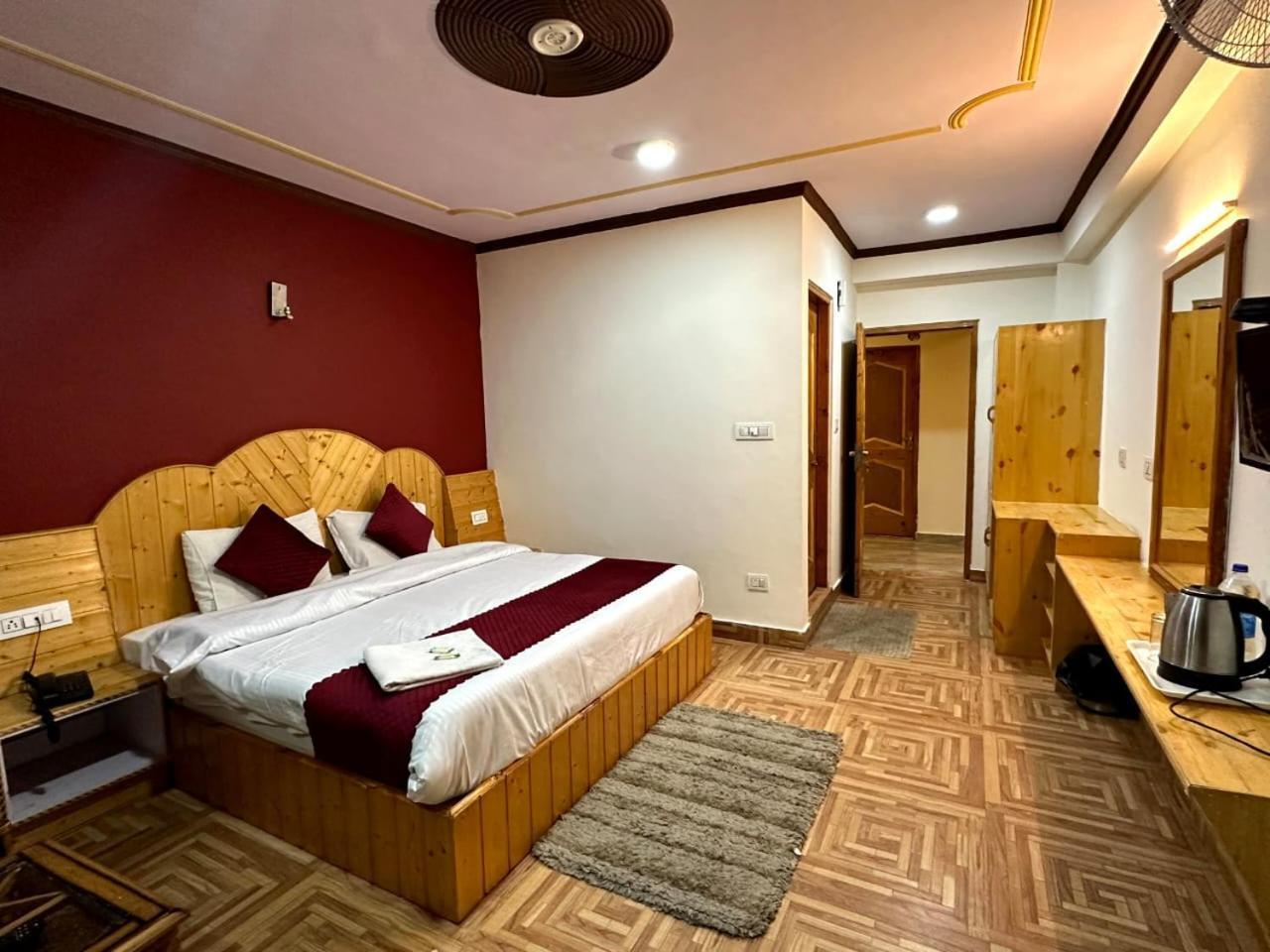 Krishana Cottage A Pure Veg !!!300 M From Hadimba Temple!!!Balcony Rooms!!!Veg Restaurant!!!Couple Friendly!!!Family Cottage!!! Manāli Chambre photo