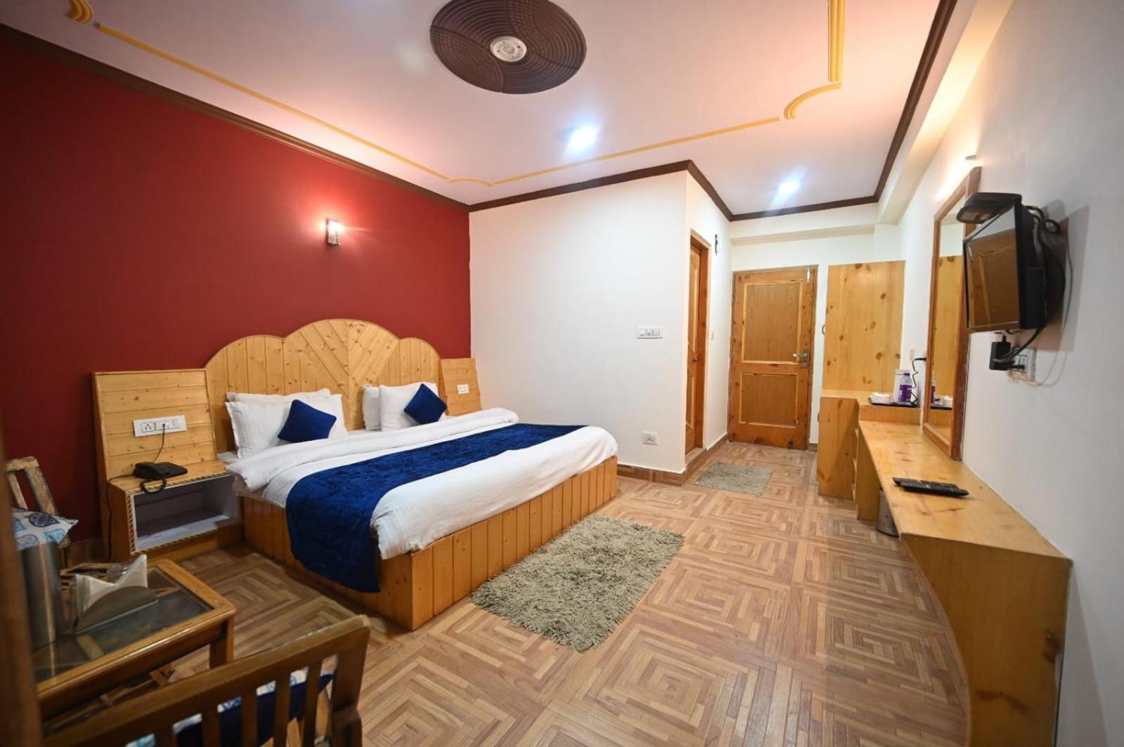 Krishana Cottage A Pure Veg !!!300 M From Hadimba Temple!!!Balcony Rooms!!!Veg Restaurant!!!Couple Friendly!!!Family Cottage!!! Manāli Chambre photo