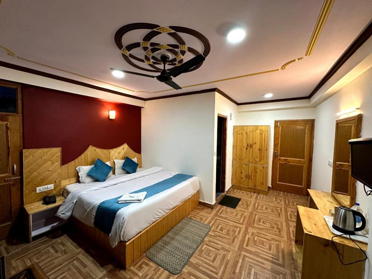 Krishana Cottage A Pure Veg !!!300 M From Hadimba Temple!!!Balcony Rooms!!!Veg Restaurant!!!Couple Friendly!!!Family Cottage!!! Manāli Extérieur photo