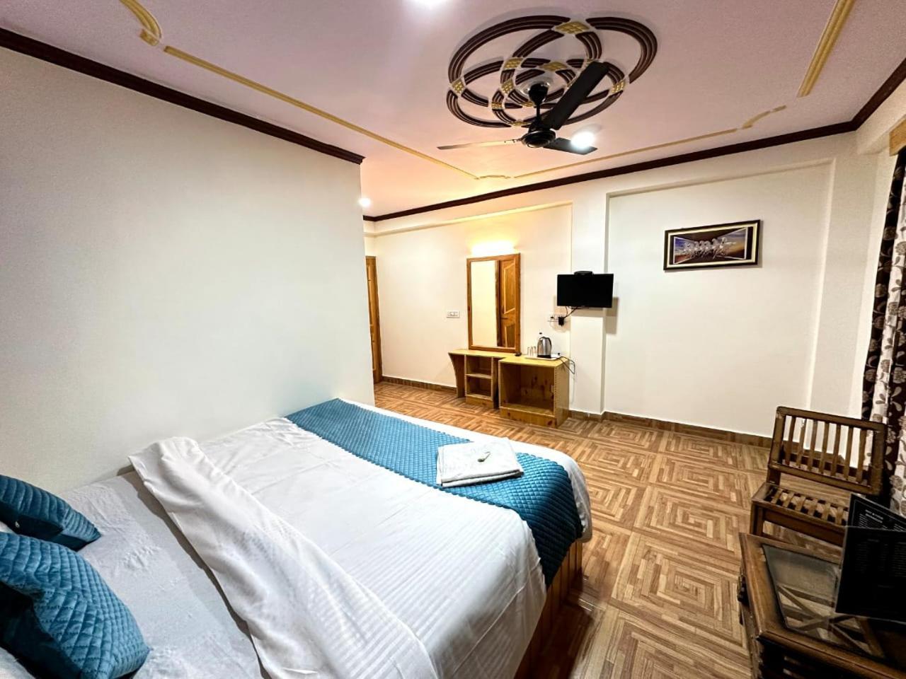 Krishana Cottage A Pure Veg !!!300 M From Hadimba Temple!!!Balcony Rooms!!!Veg Restaurant!!!Couple Friendly!!!Family Cottage!!! Manāli Extérieur photo